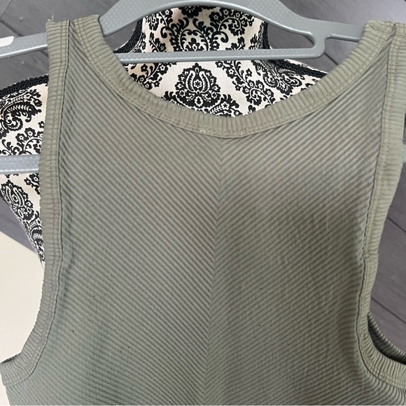 💥Nikibiki Sage Ribbed Tank Top Cropped‎ 💥 - Picture 4 of 5